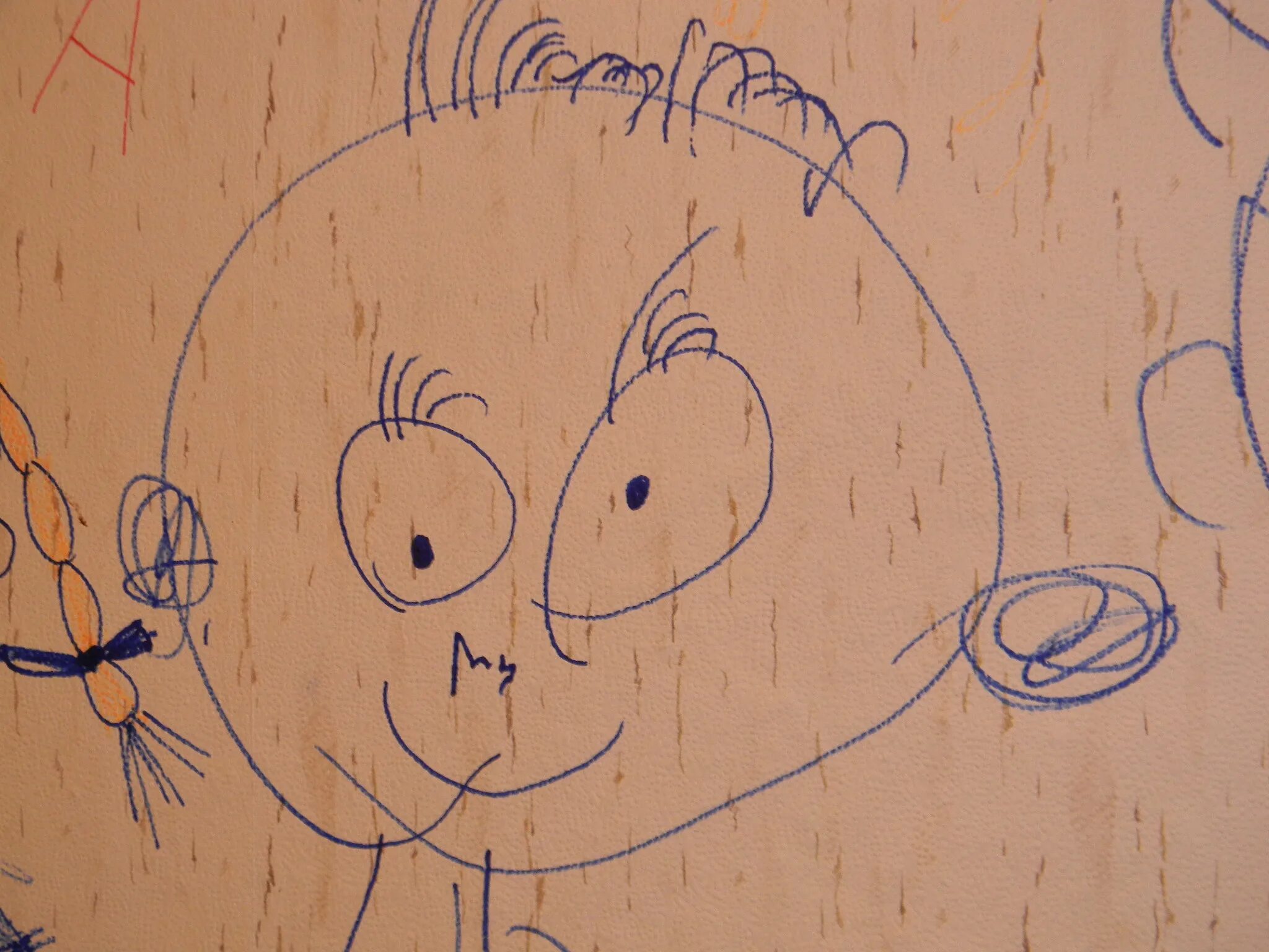 Ребенок изрисовал. Детские каракули на стене. Детские рисунки каракули. Детские каракули на обоях. Карандашные каракули.