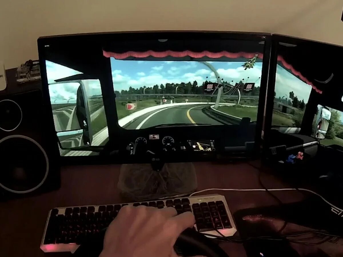 Игра сворачивается при переходе на второй монитор. Етс 2 на 3к мониторе. ets 2 на 3 мониторах. ets 2 на 2 монитора. euro truck simulator на два монитора.