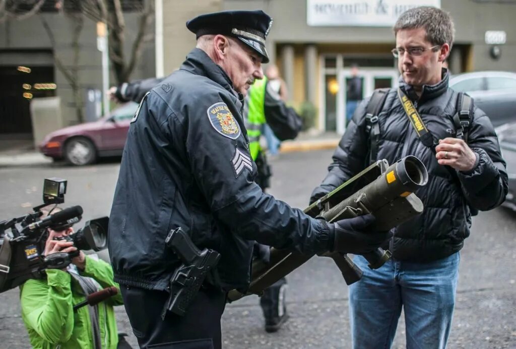 Полицейский с оружием. Какое вооружение у полиции. Полицейское оружие сша. Hk g36 custom. Пистолет-пулемёт пп2000 полицейский.