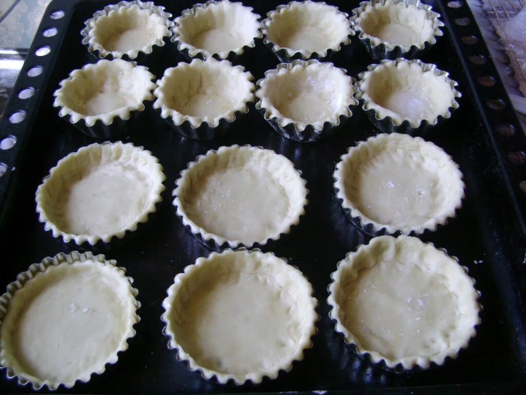 Тарталетки сладкие. Тарталетки из песочного теста. Формочки для песочного теста. Тесто для тарталеток. Тарталетки в формочках тесто.