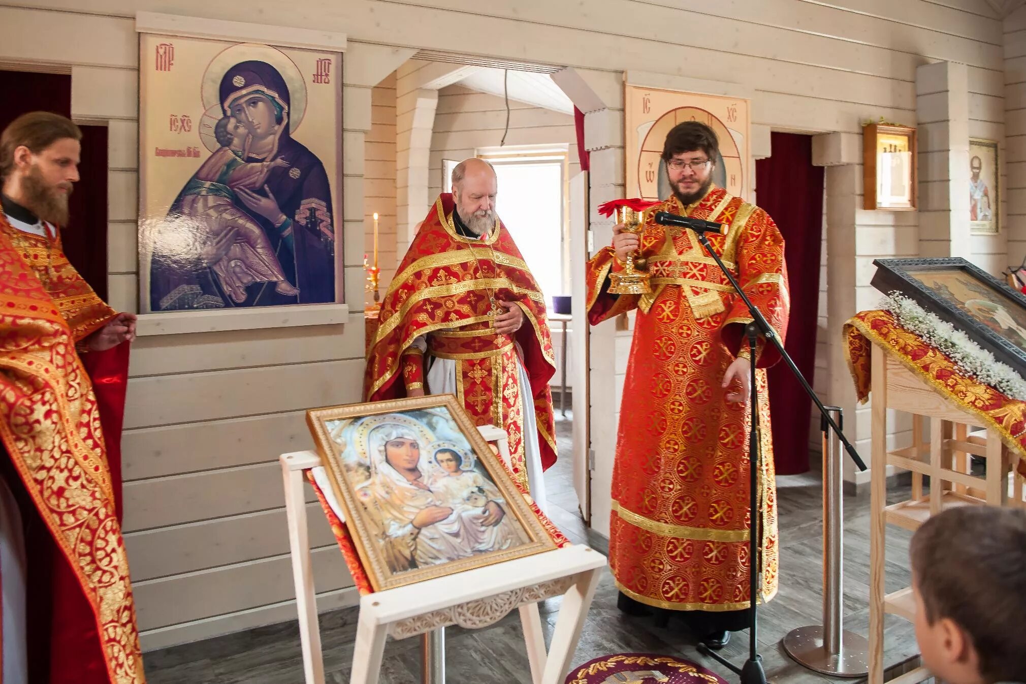 Храм Царственных страстотерпцев в Ясенево. Храм святых Царственных страстотерпцев в Ясеневе, Москва. Храм Царственных страстотерпцев в Южном Измайлово. Священнослужители храма Царственных страстотерпцев в Ясенево. Храм страстотерпцы ясенево расписание