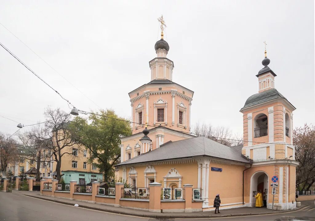 Храм живоначальной троицы в хохлах сайт. Храм Святой Живоначальной Троицы в Хохловском переулке. Москва храм в хохлах Живоначальной Троицы. Храм Святой Троицы в хохлах в Москве. Троицкая Церковь в хохлах Москва.