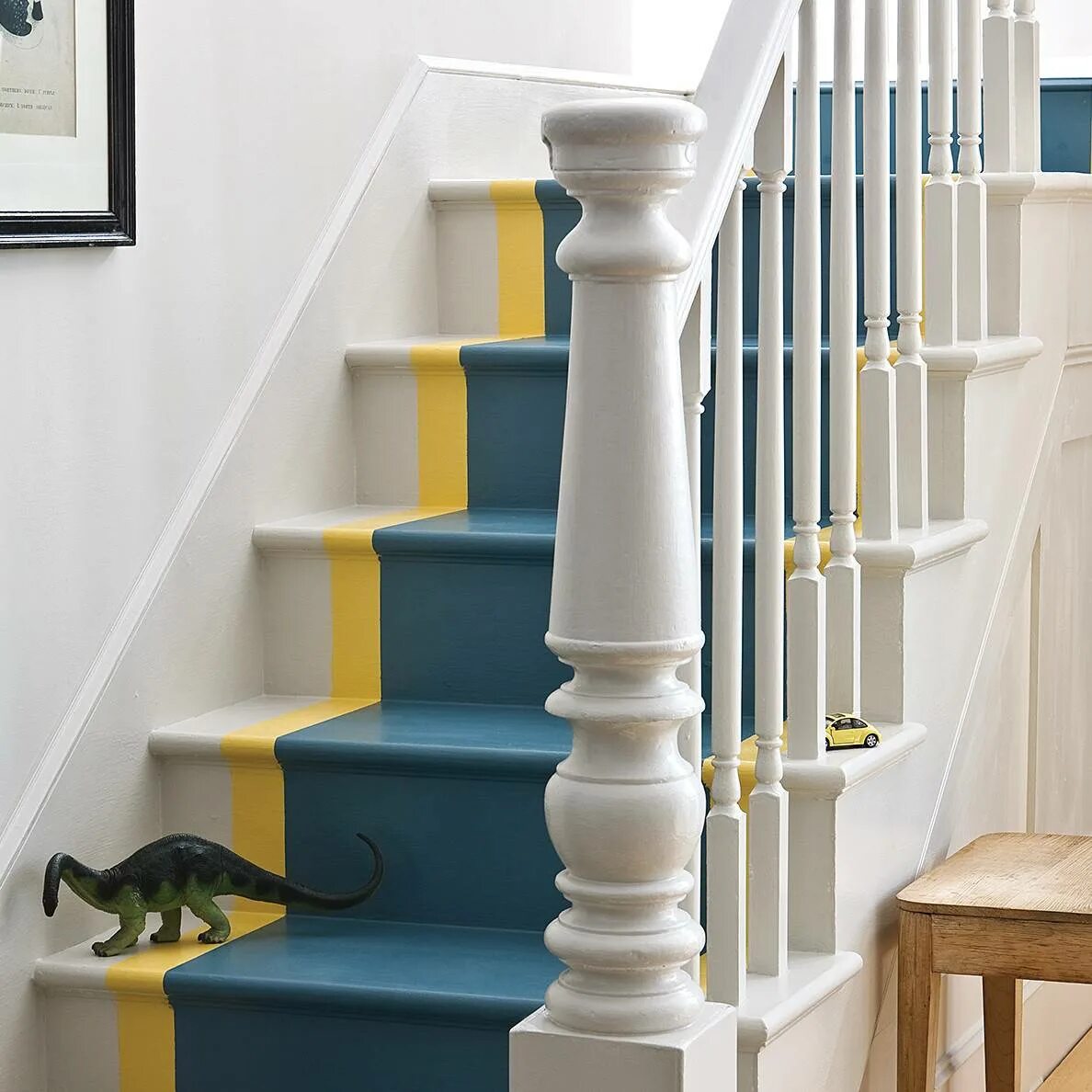 Расцветки лестниц деревянных. Деревянная лестница окрашенная. Покраска деревянной лестницы. Покрасить лестницу деревянную. Крашенная деревянная лестница.