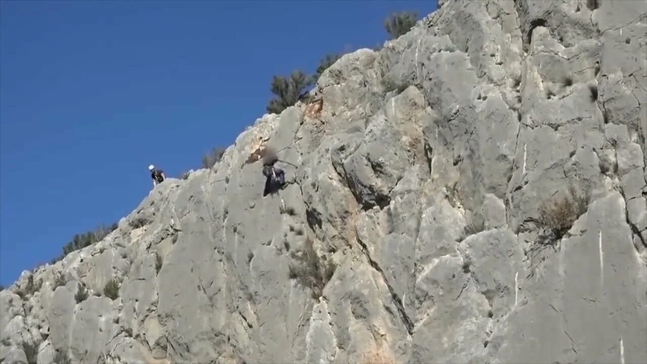Образование камнепадов в горах вызывает сила. Горы испании. камнепад. камнепад фото. камнепад в горах видео.