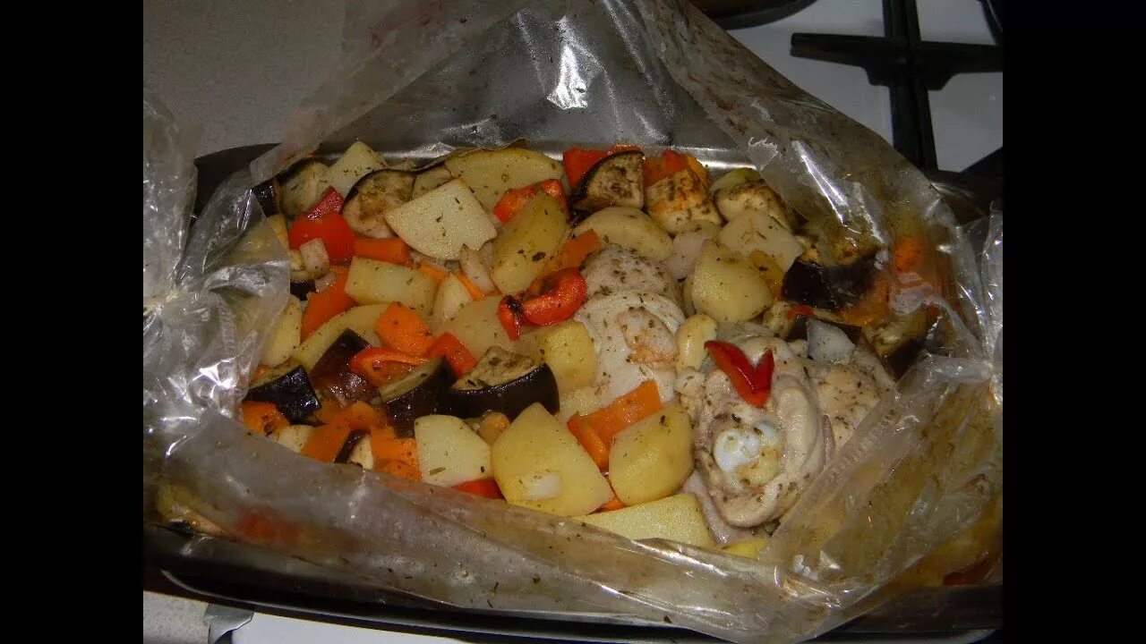 Как приготовить картошку с курицей в рукаве. Курица с овощами в духовке в рукаве. Курица с овощами в рукаве для запекания. Мясо с овощами в духовке. Курица запечённая с овощами в рукаве.