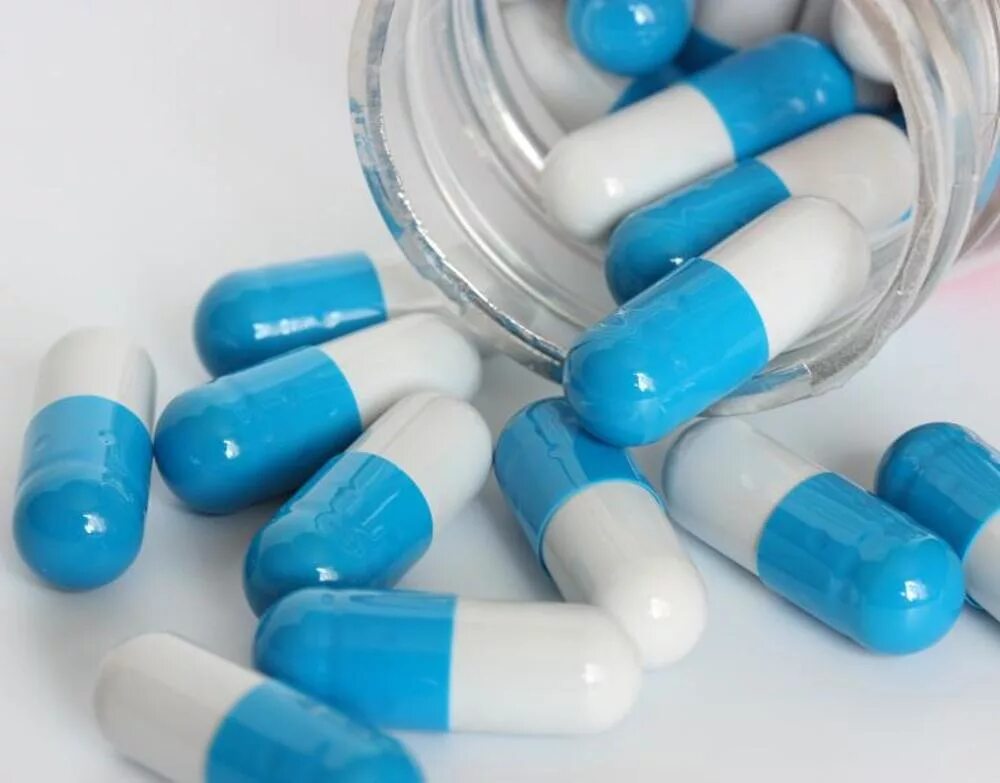 Синие таблетки обезболивающие. Синие капсулы обезболивающие. Сине белая капсула лекарства. Таблетки бело синие в капсулах. Капсулы бело голубые.