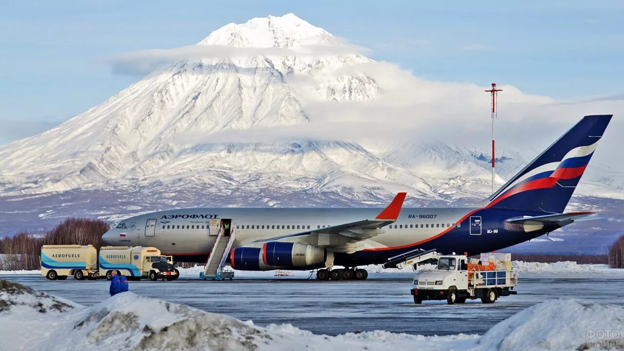 Аэропорт елизово. Вулканы камчатки аэропорт. Самолет на восток. Самолет на восток. Аэропорт елизово петропавловск-камчатский.