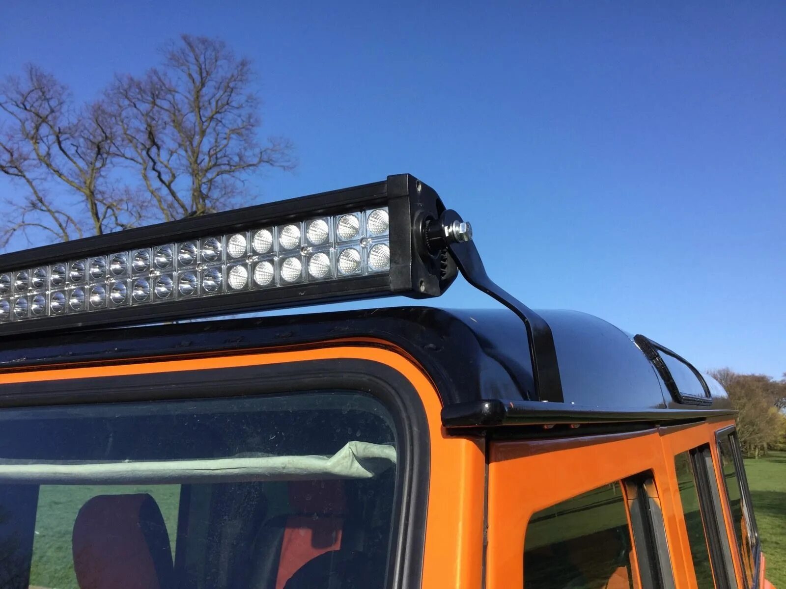 Светодиодные на крышу купить. Диодная балка ленд Ровер Дефендер. Land Rover Defender led. Диодная балка ленд Ровер Дефендер 2007-2016. Светодиодная балка на ленд Ровер Дефендер.