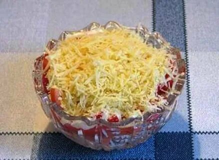 Салат с копченым сыром и чесноком