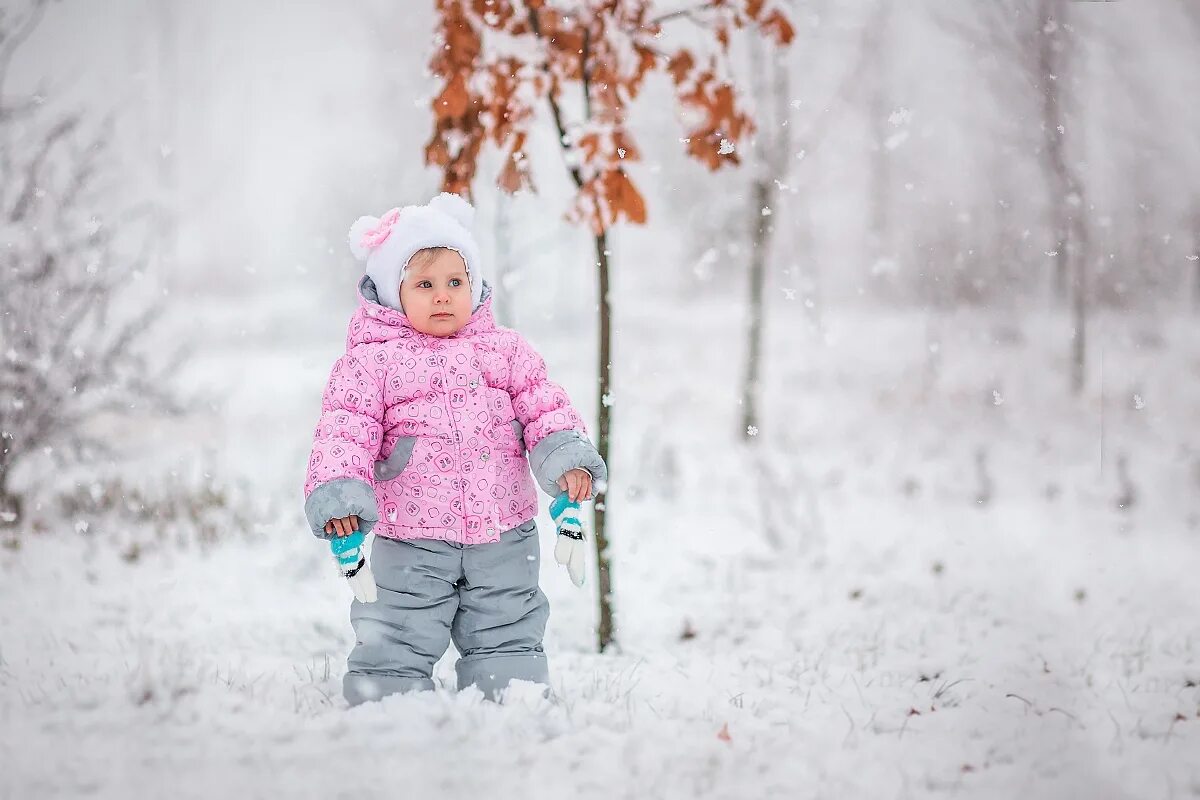 Дети в снегу. Первый снег дети. Ноябрь для детей. Осень снег дети.