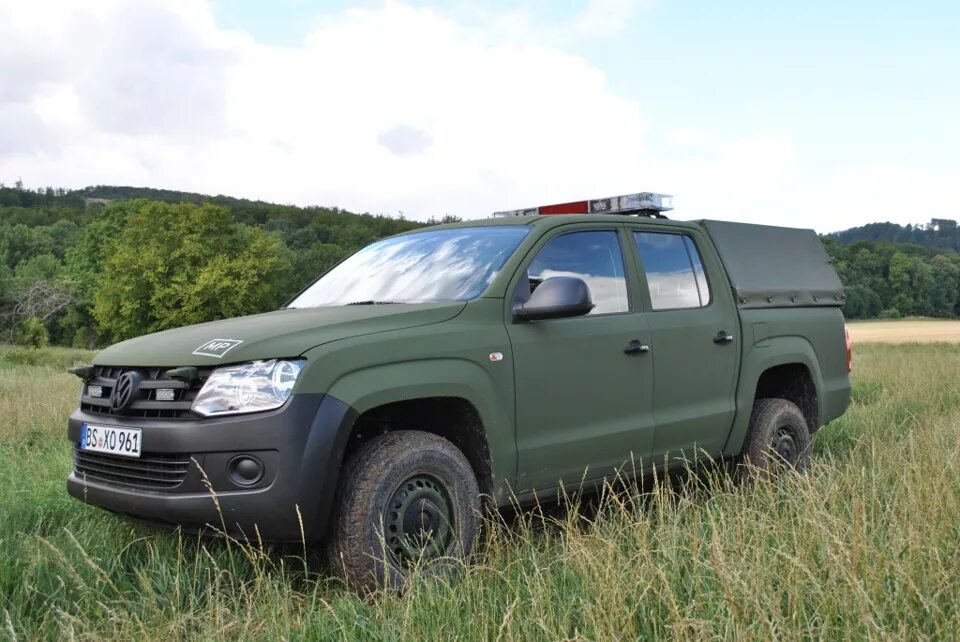 Пикап немка. Фольксваген Амарок Раптор хаки. VW Amarok военный. Volkswagen Amarok инкассаторский. Фольксваген Амарок бронированный.