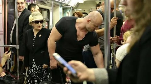 Метро уступайте места женщинам