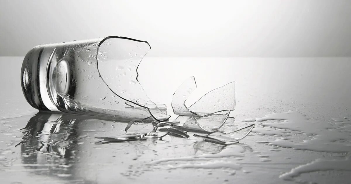 Broken on the floor. Разбитый стакан. Разбитый стеклянный стакан. Разбивающийся бокал. Разбитая стеклянная ваза.