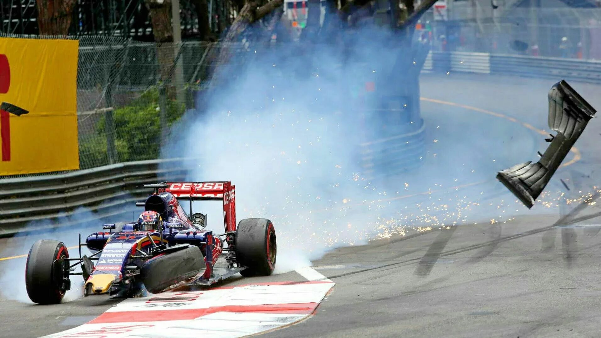 Crash max. Ф1 торо россо 2015 ферстаппен. макс ферстаппен гранд при монако. f1 crash.