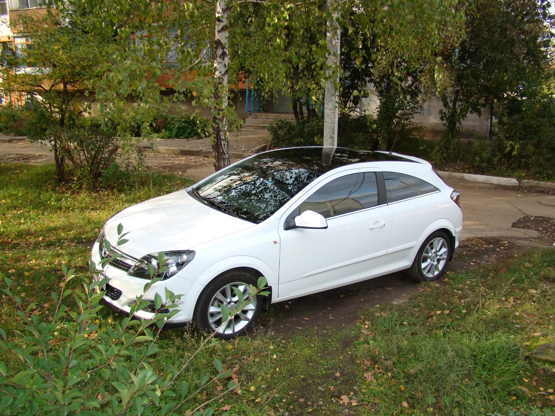 Крыша astra h. Opel astra h gtc черная крыша. opel astra h gtc белая с черной крышей.