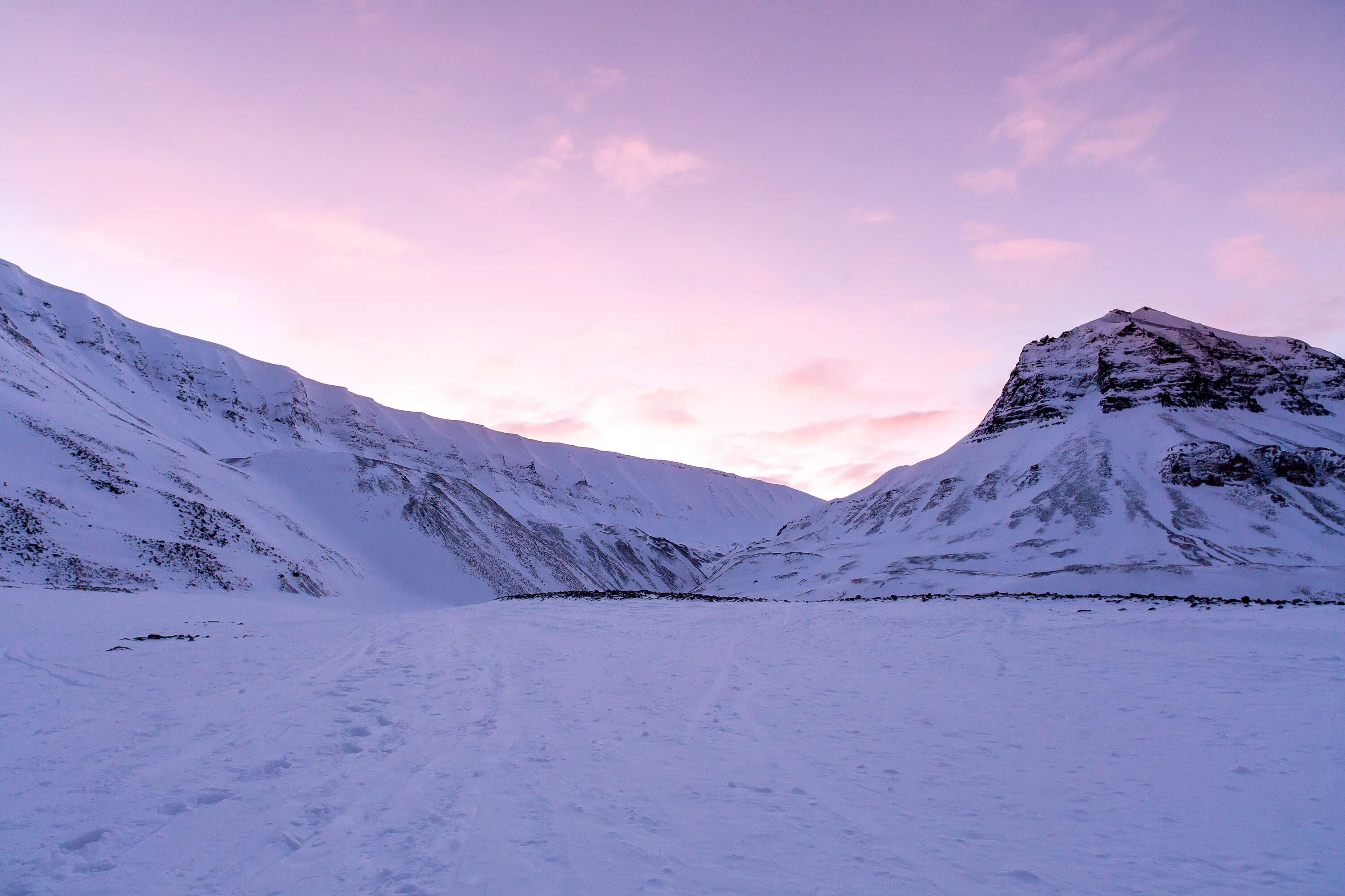 Хребет ладакх. Snow covered mountain. Много снега в горах. Snow covered mountain. Зимние горы.