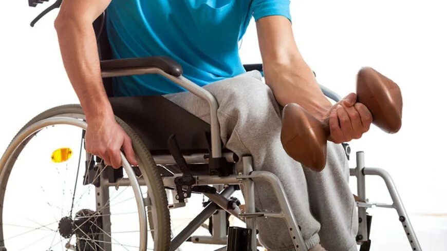 Физическая активность инвалидов. Занятие спортом с инвалидностью руки. Инвалиды и Здоровые люди вместе. Приспособление для спортсмена с инвалидностью.