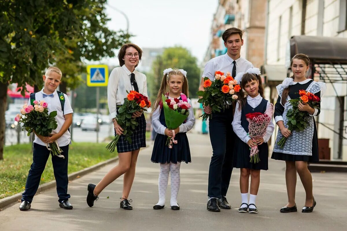 Сегодня пошли в первый класс. Первое сентября. Школьники 1 сентября. Линейка в школе. Первоклассник и старшеклассник.