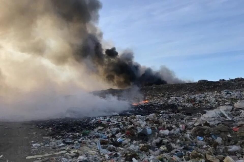 Загрязнение атмосферы мусором. Полигон тбо чита. мусорный полигон чита. свалки загрязнение атмосферы.