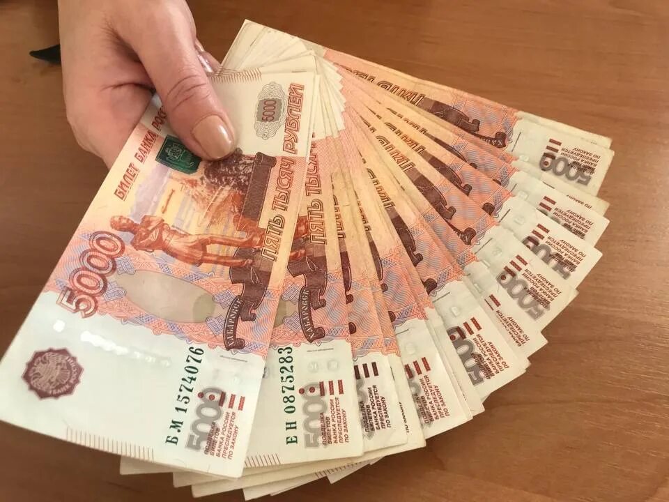 60 Тысяч рублей в руках. Деньги 60 тысяч рублей. 60 Тыс рублей. СТО тысяч рублей в руках. 100.000 тысяч