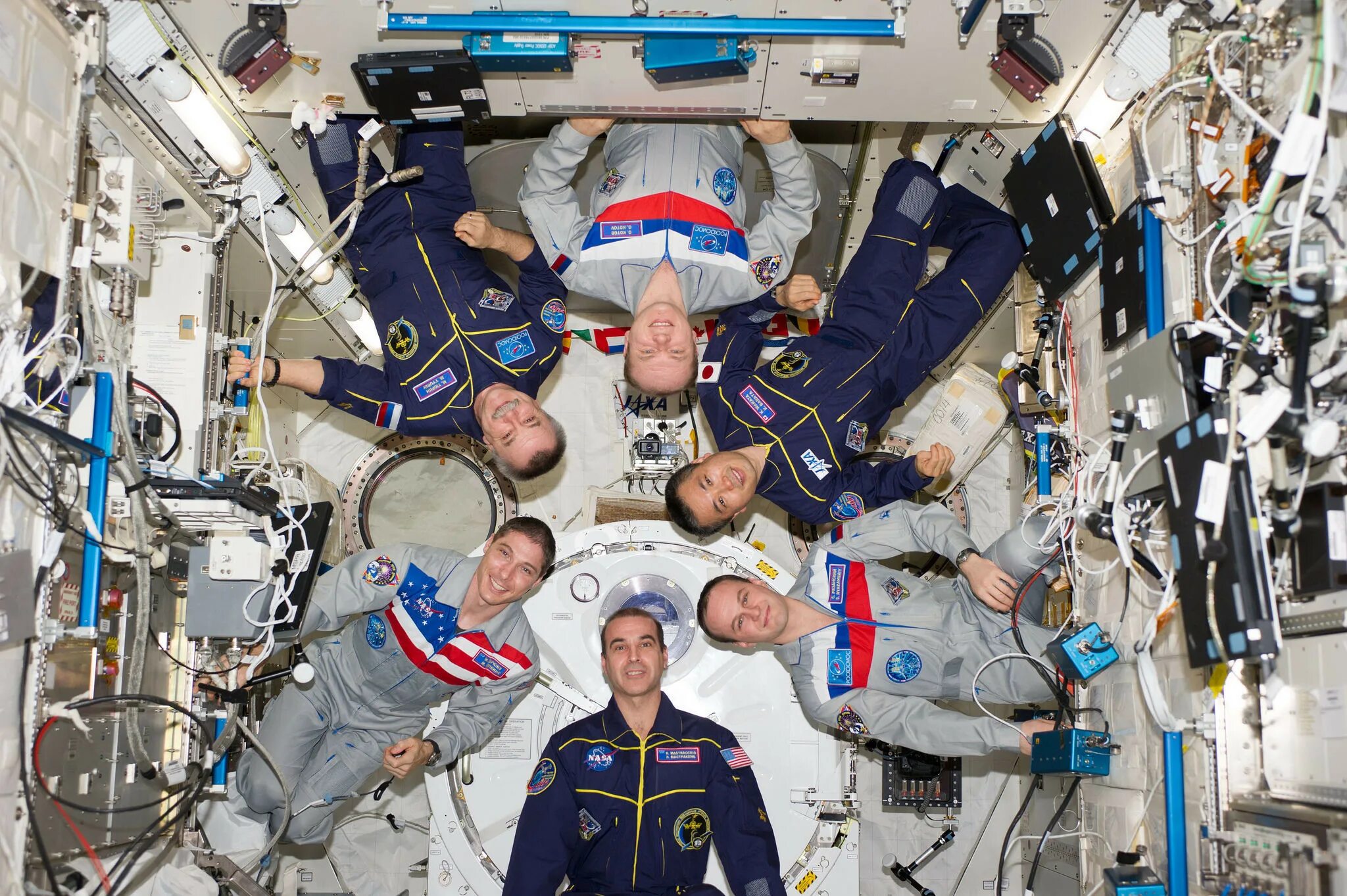 Занимаются ли космонавты. Космонавт в космосе. Космонавты на МКС. Космонавты на станции. Российские космонавты на орбите.