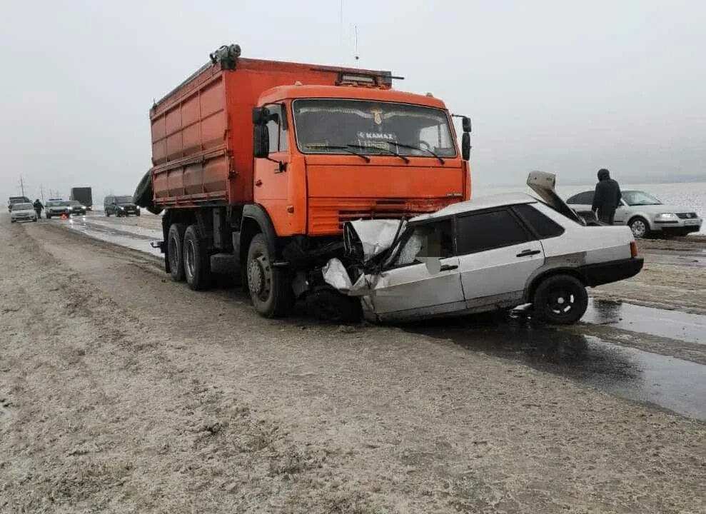 Новости курской области сегодня свежие происшествия. ДТП В Курской области КАМАЗ С КАМАЗОМ. Авария КАМАЗ Курская область. Авария с КАМАЗОМ В Курской области. ДТП Курской области с КАМАЗОМ.