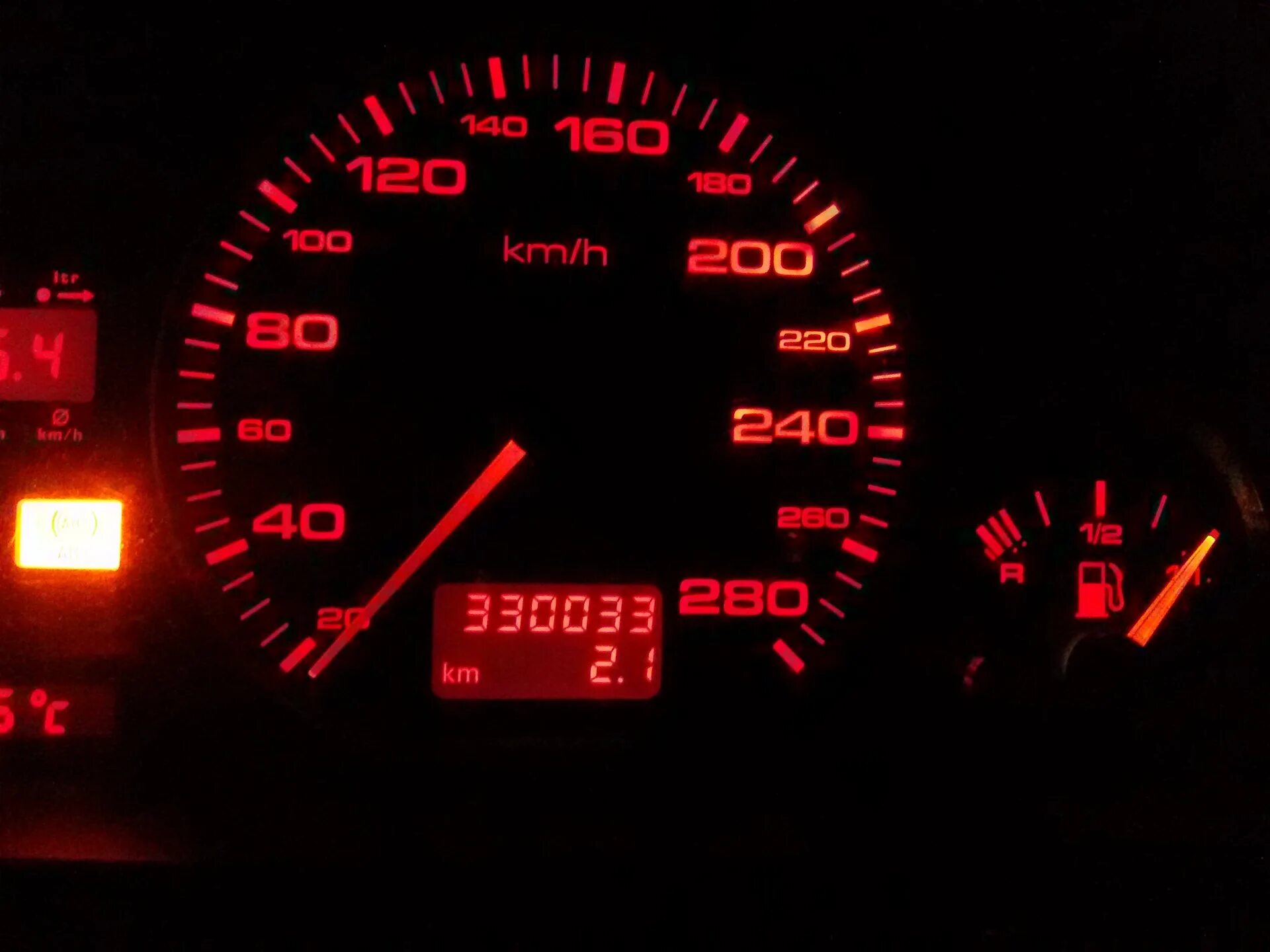 Одометр ауди. Ауди 100 одометр. одометр audi a8. цифры на одометре 317890.