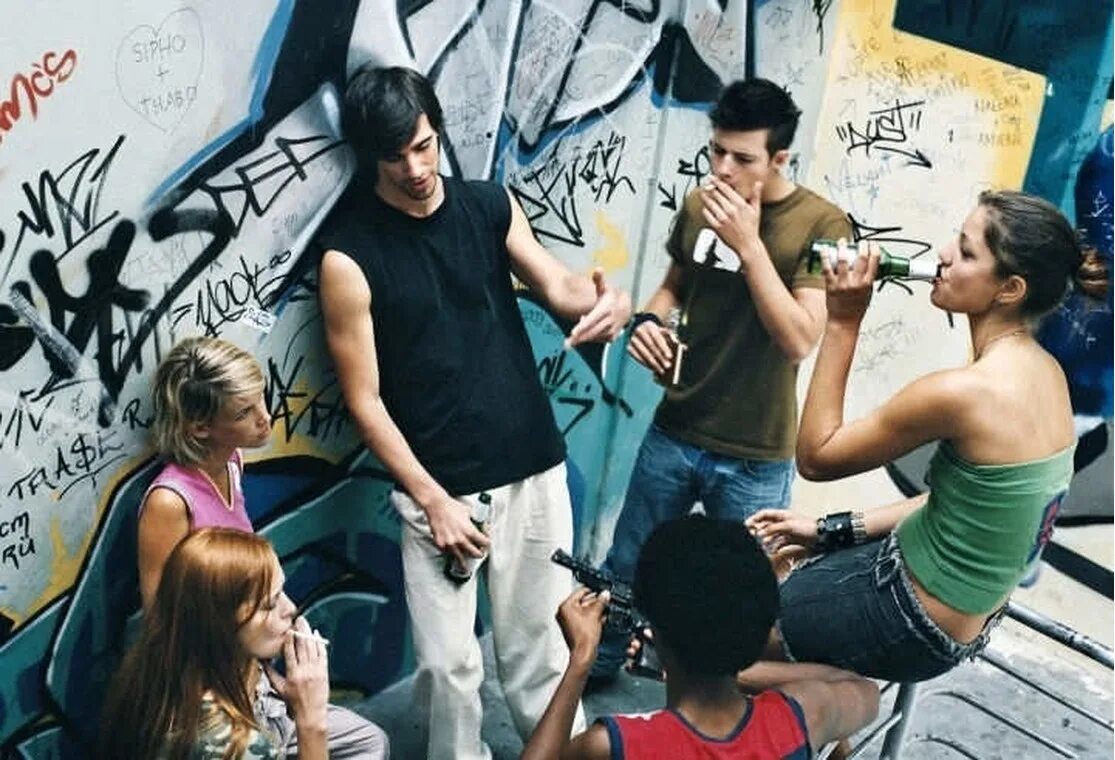 Юноша и девушка. Любовь подростков. Травля детей в школе буллинг. Подростки в школе. Фото подростка.