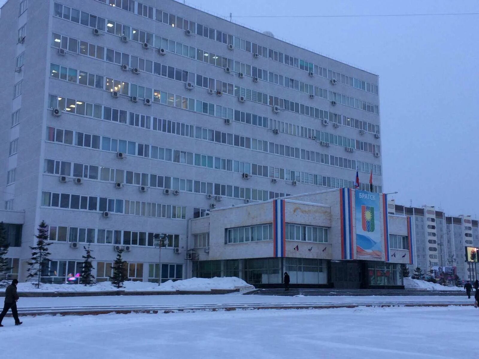 Братск красная земля. Ли братск. Братск центр города. Центр братска улицы. Братск центр города.