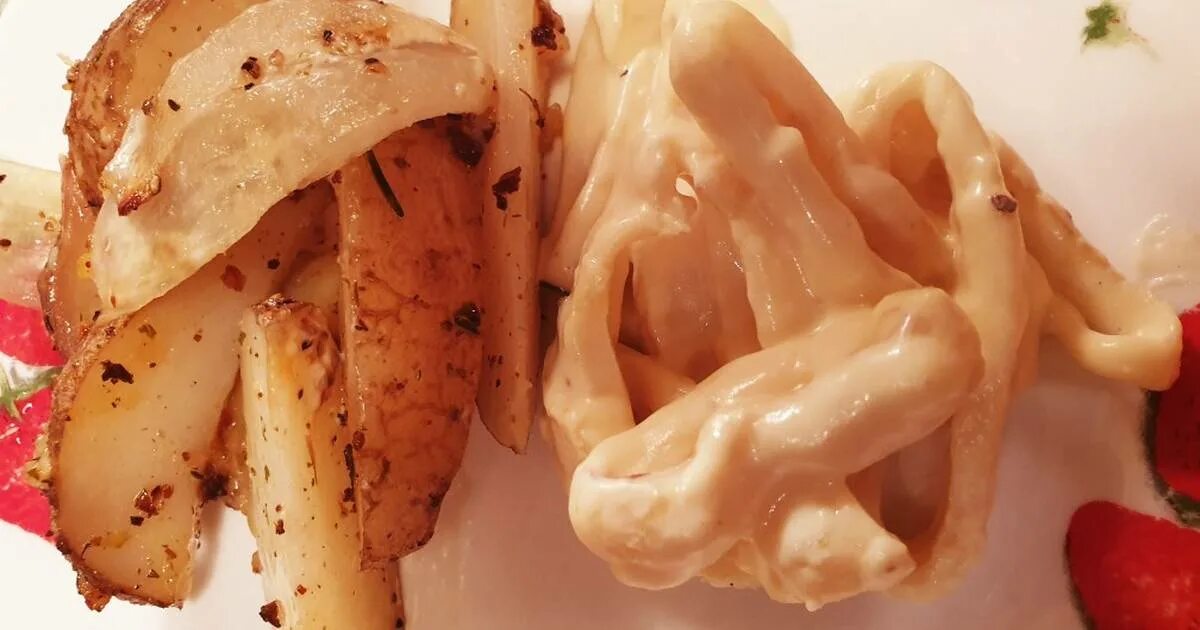Кальмары в сливках рецепт. Кальмар с картофелем. Картошка с кальмарами в сметане. Кальмар с жареным картофелем. Кальмары в сливочном соусе с чесноком.