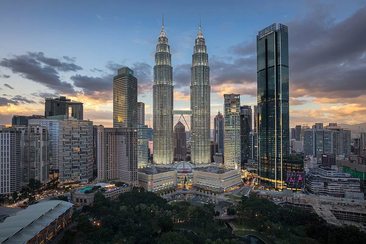 Petronas. Компанию малайзии петронас. Башни петронас малайзия. Petronas malaysia нефтегазовые компании. Башни близнецы петронас.