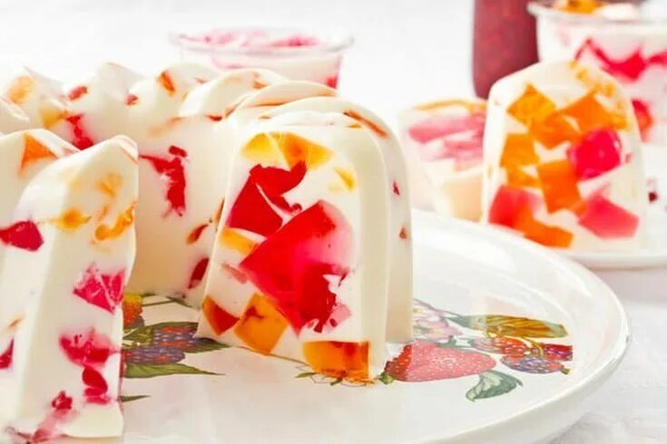 Торт "Битое стекло" со сметаной без выпечки: рецепт - Со Вкусом
