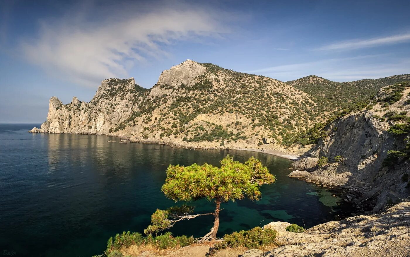 Зеленая бухта новый свет крым. Бухта ласпи крым. Разбойничья бухта крым. Балаклава горы севастополь. Бухта тихая севастополь.