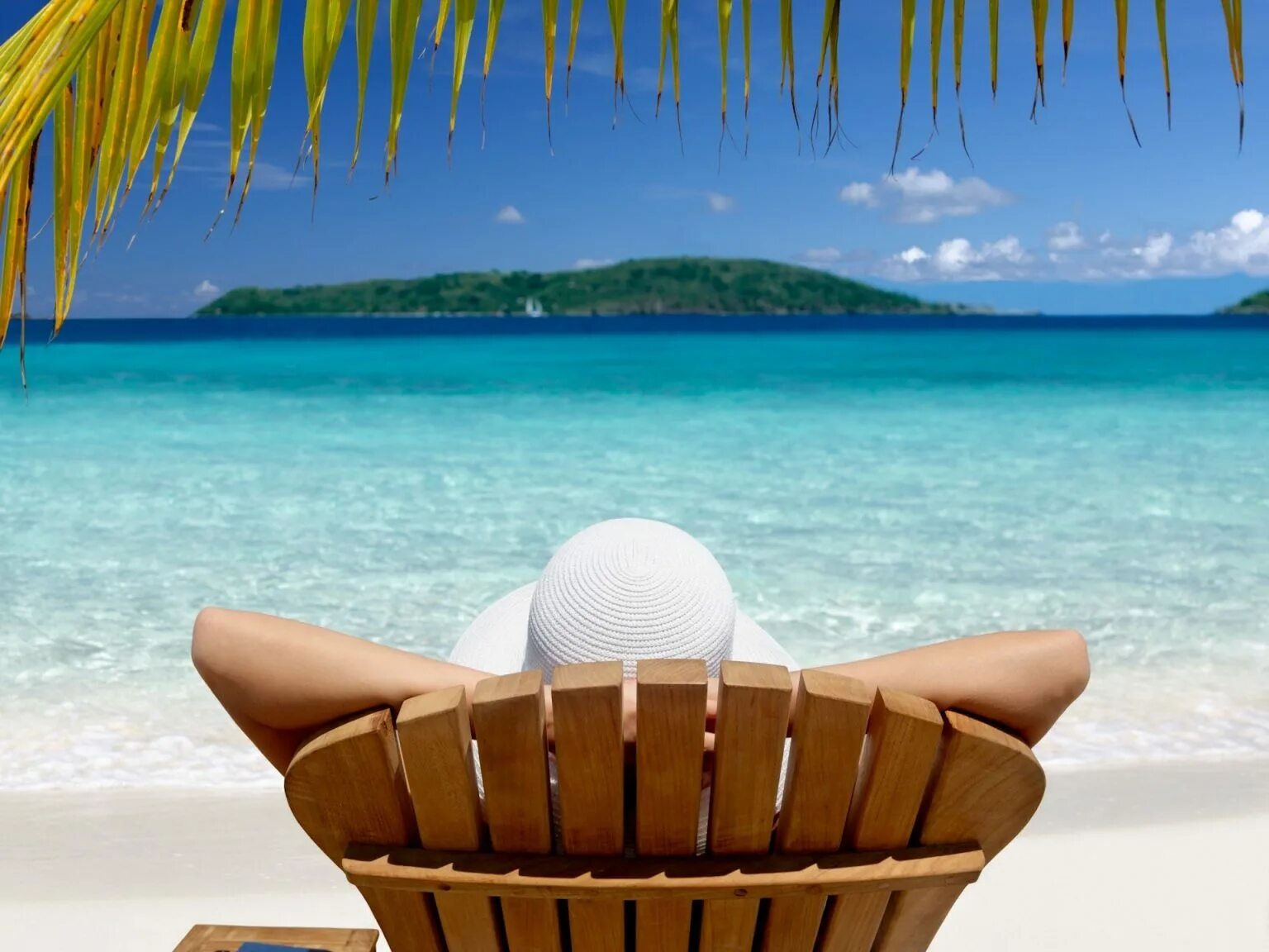 Девушка отдыхает. Пляжный туризм. Отдых. Вещи на пляже. Шезлонг на пляже.