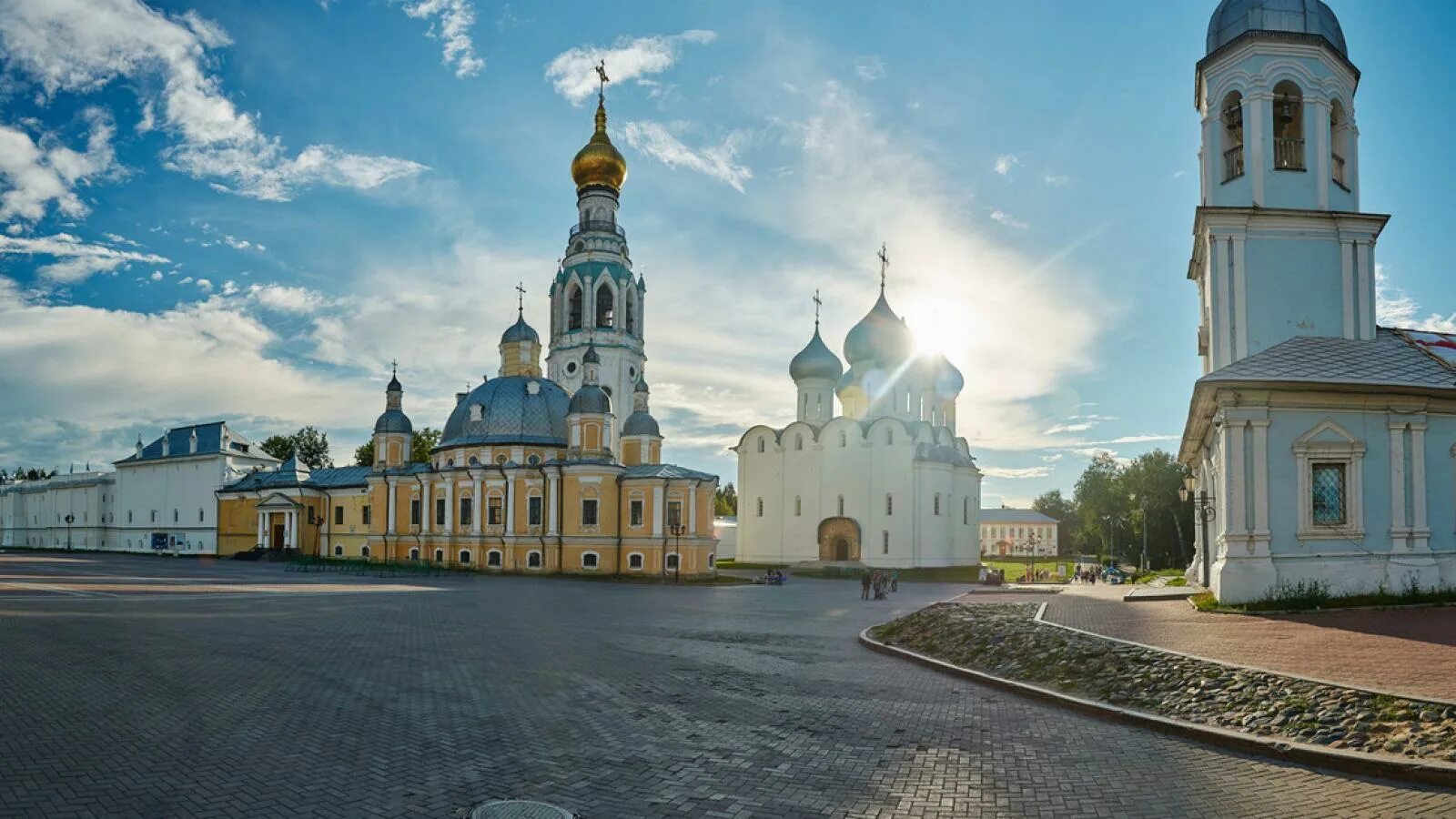 Продвижение вологда. Вологодский Кремль Вологда. Кремлевская площадь Вологда. Вологда Соборная площадь. Достопримечательности Вологды Вологодский Кремль.