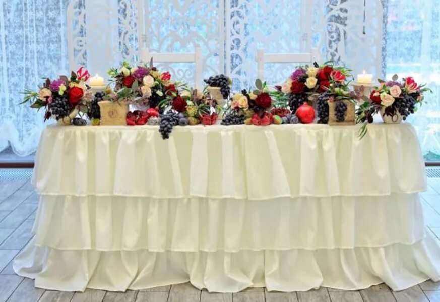 Скатерть на свадебный стол. Фуршетные юбки для столов. Свадебный стол. Юбка на стол молодоженов. Декор свадебного стола.