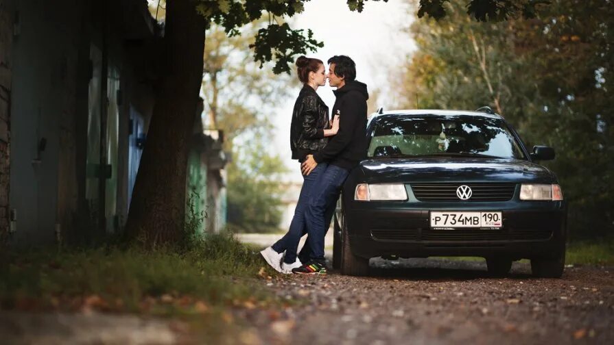 влюбленная пара возле машины. парень и девушка возле машины. парень и девушка возле машины. парень и девушка возле машины. парень и девушка возле машины.