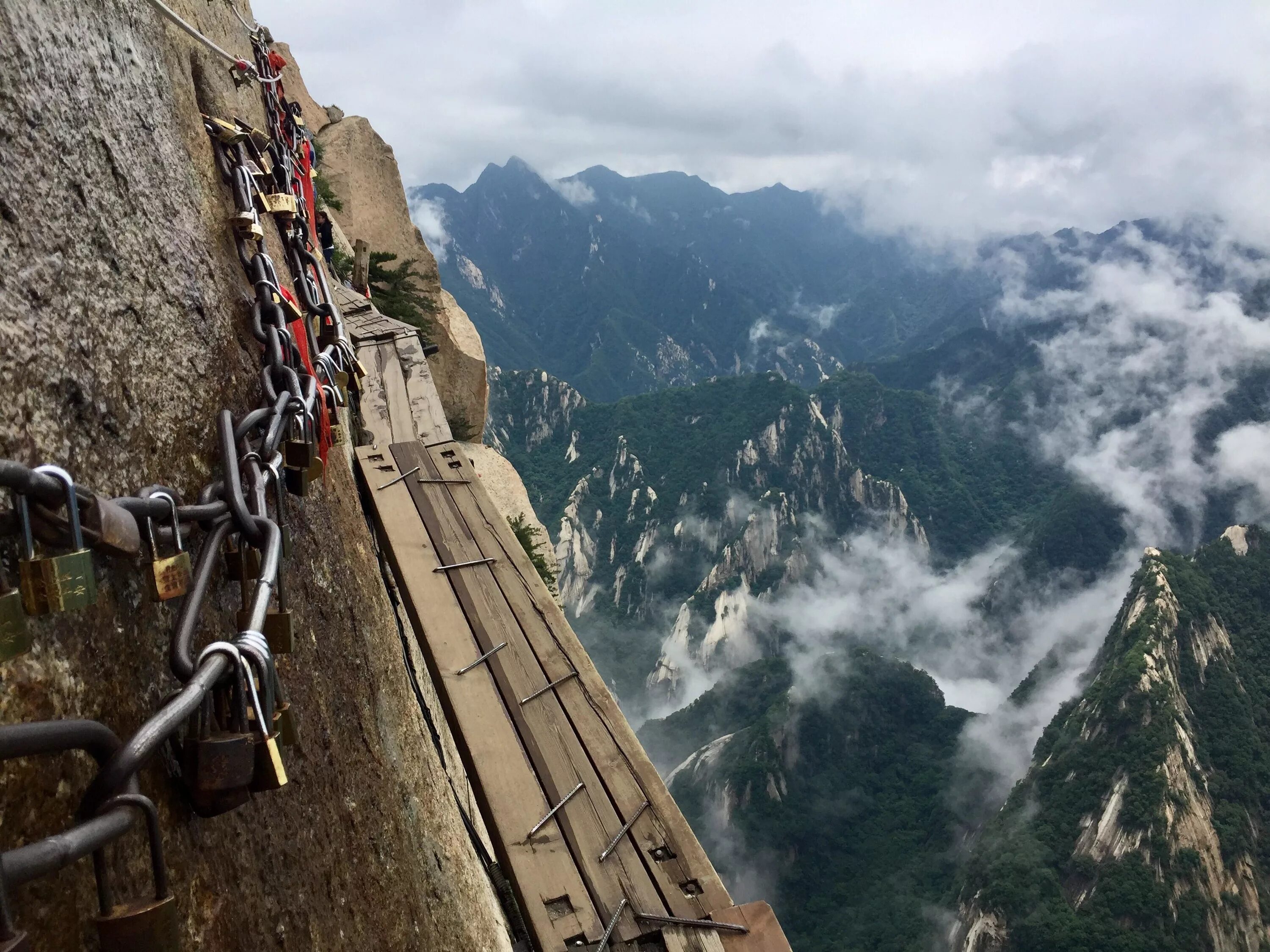 World most dangerous. Горы Huashan Китай. Гора Хуашань тропа. Горная тропа Хуашань. Гора Хуашань в Китае тропа смерти.