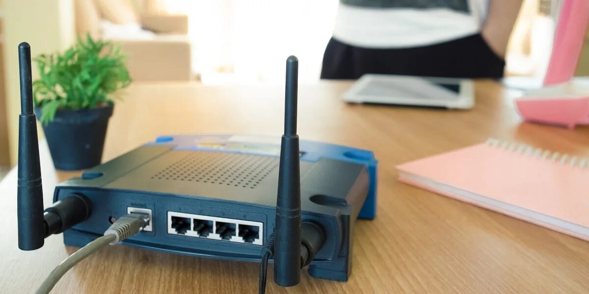 Как выбрать роутер wifi для квартиры 2025. Роутер в доме. роутер в интерьере. маршрутизатор в квартире. wi fi роутер в квартире.