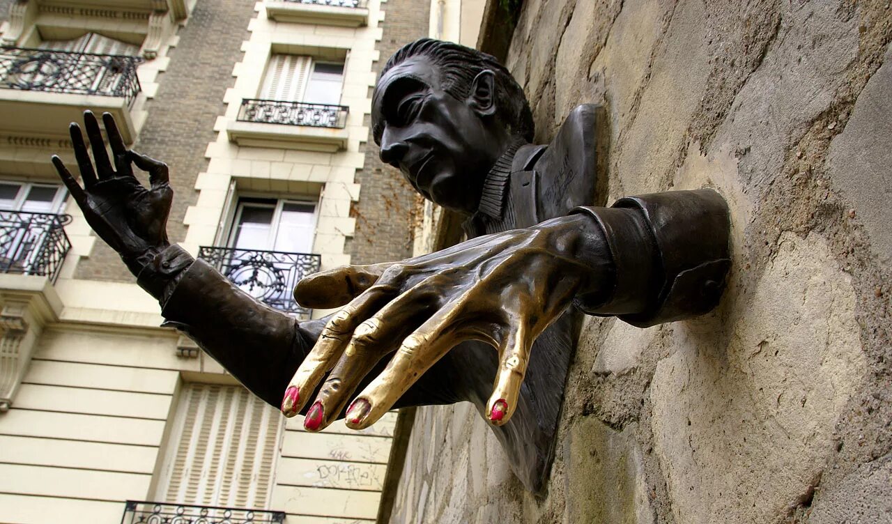 Памятник Марселю Эме на Монмартре. Человек проходящий сквозь стену памятник в Париже. Монмартр человек проходящий сквозь стену. Почему люди создают необычные памятники