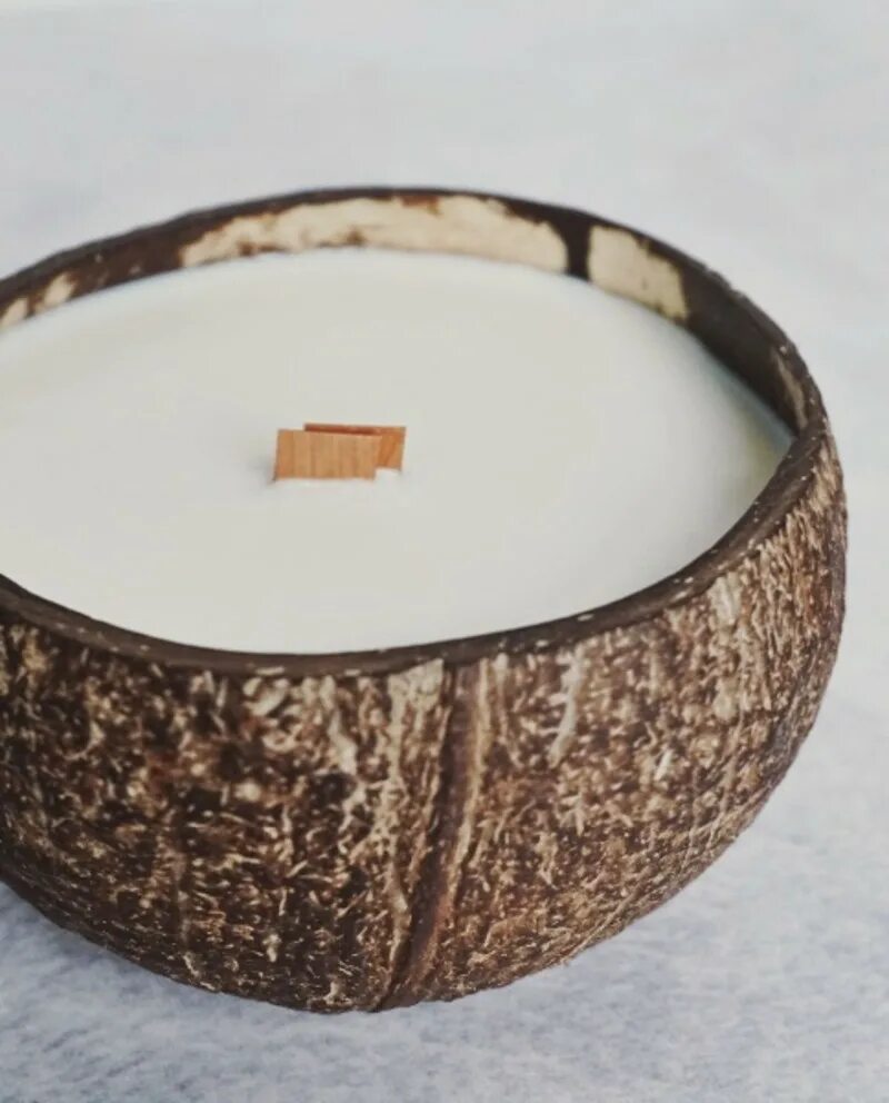 Свечка кокос. Свечи из кокоса. Свеча в кокосе с деревянным фитилем. Свеча в кокосе. Свечка кокос.