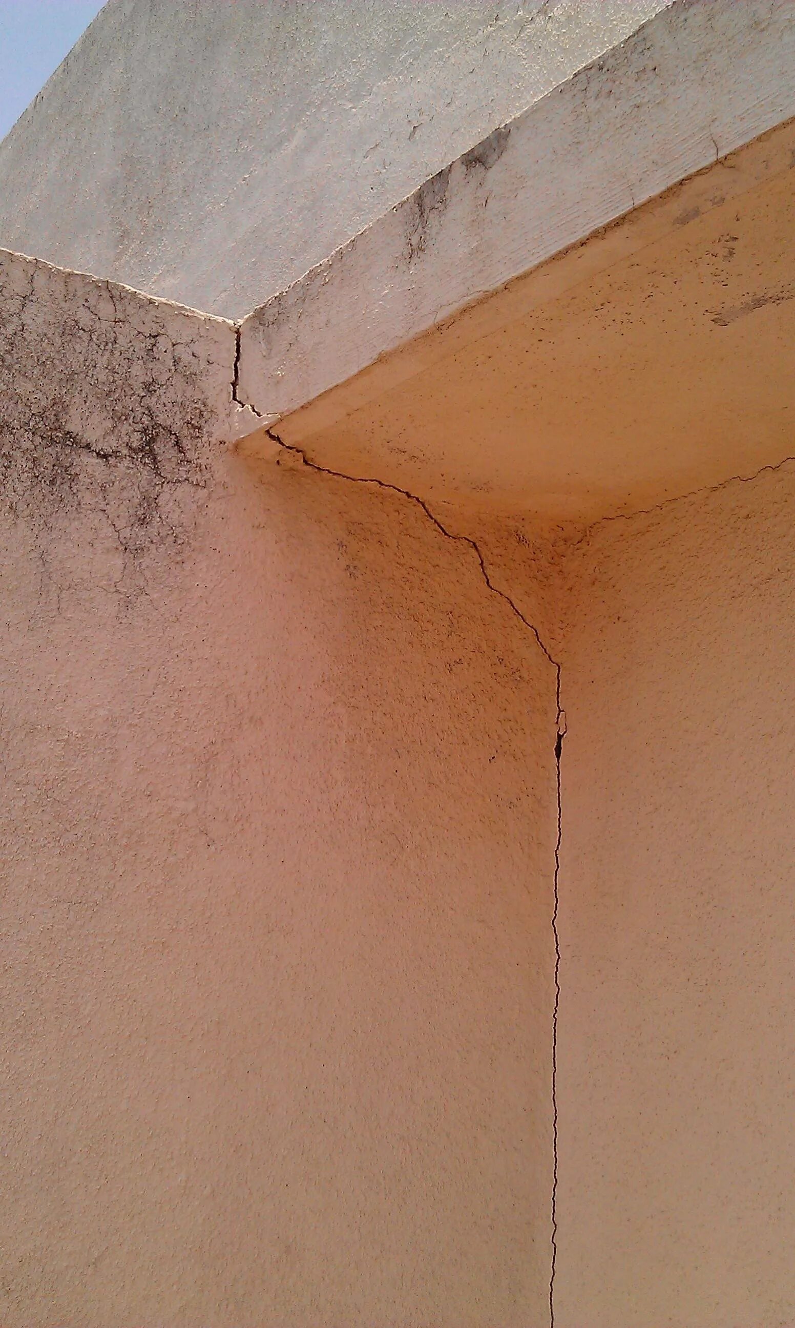 Угол трещина. Трещина в доме. Трещина в стене. Усадочные трещины. Трещины в несущих стенах.