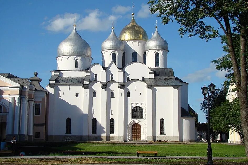 Какие памятники в xii веке. Храм Софии в Новгороде 1045-1050.