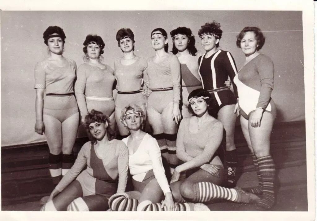 Put the Needle in the Groove: A Gallery of Women Posing With Vinyl Records - Fla