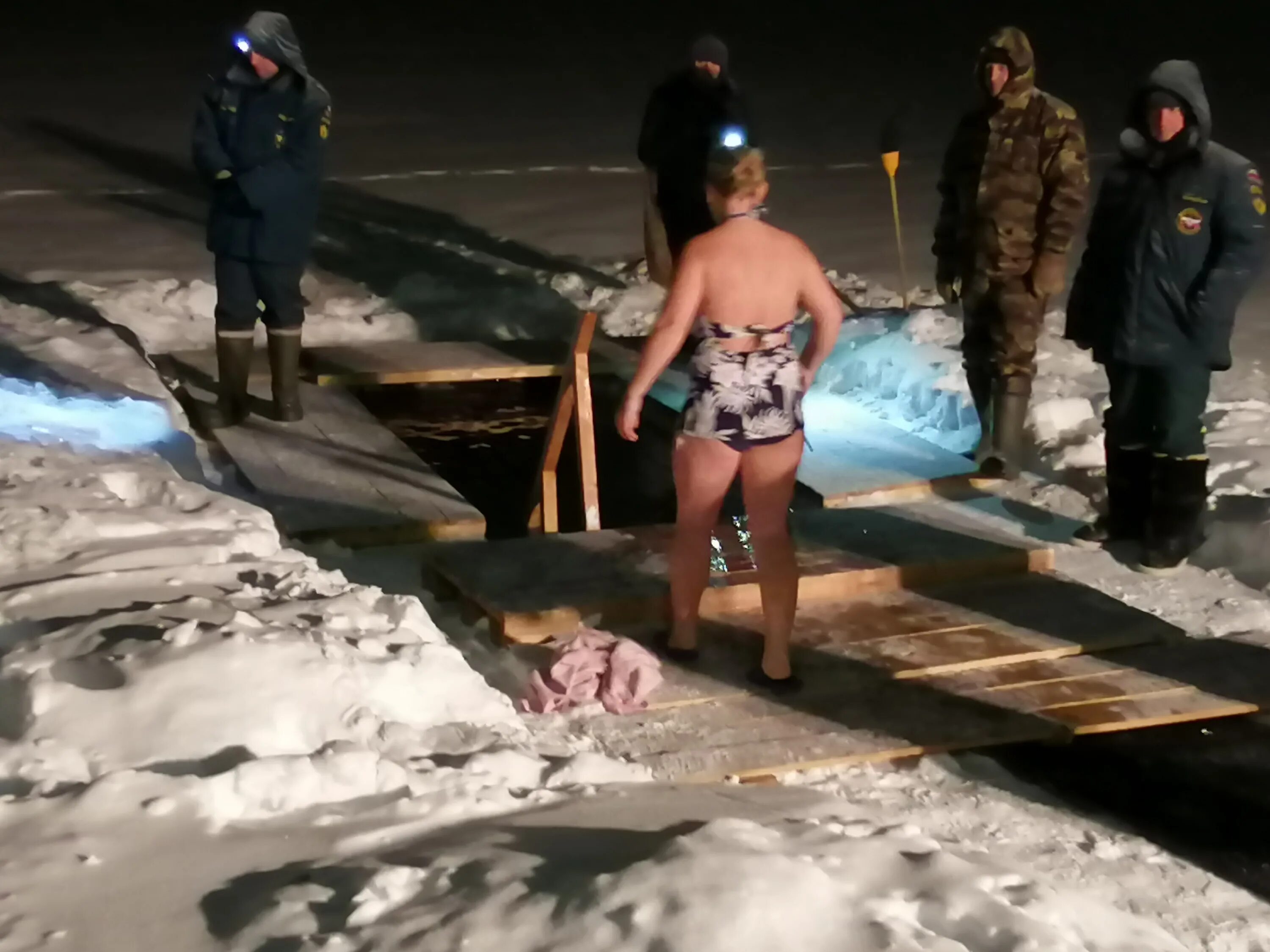 крещение в ночь с 18 на 19. ныряние в прорубь на крещение. крещение в тальменке. крещение в ночь с 18 на 19. крещение в ночь с 18 на 19.