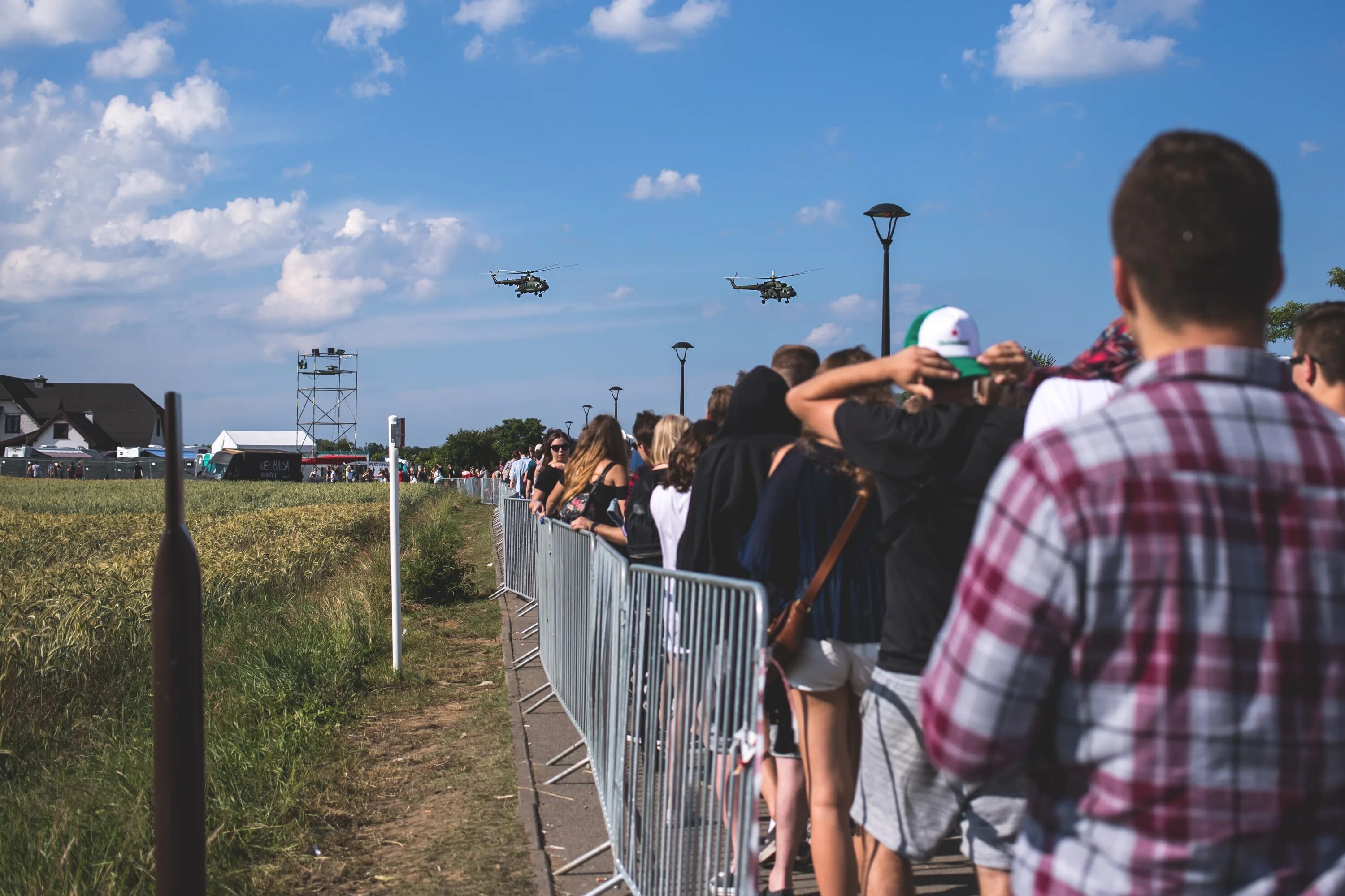 Near crowd. Очередь на границе. Беженцы на границе. Заборы для фестиваля. Очередь на границе Мексики и США.