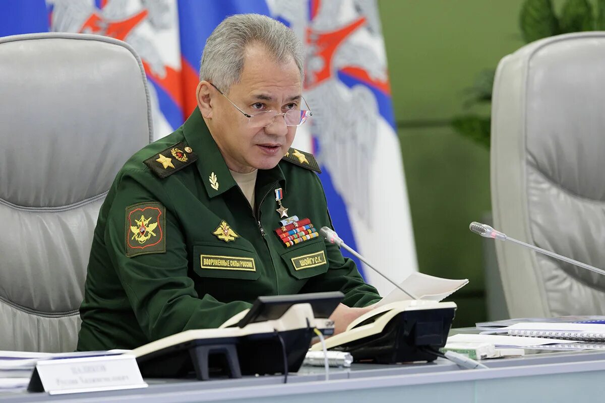 Шойгу покинул. Шойгу в ростове. Шойгу в омске. Шойгу 2012. Шойгу покинул.