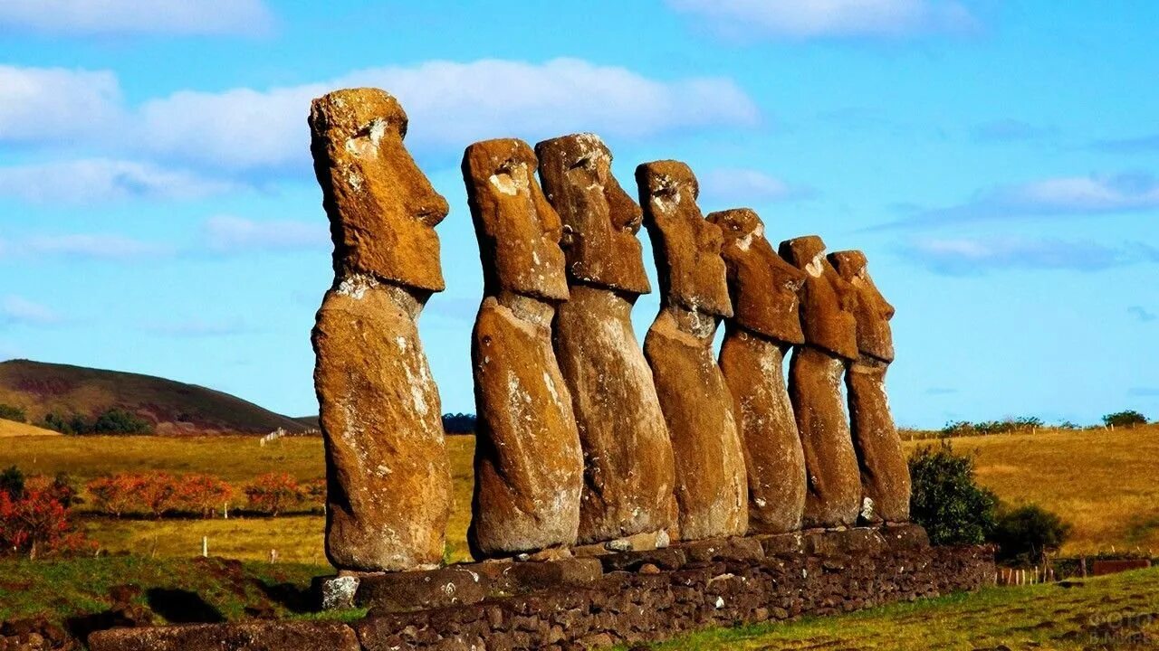 Каменные статуи Моаи остров Пасхи Чили. Памятники Моаи на острове Пасхи. Остров Пасхи статуи Моаи. Истуканы Рапа-Нуи остров Пасхи.