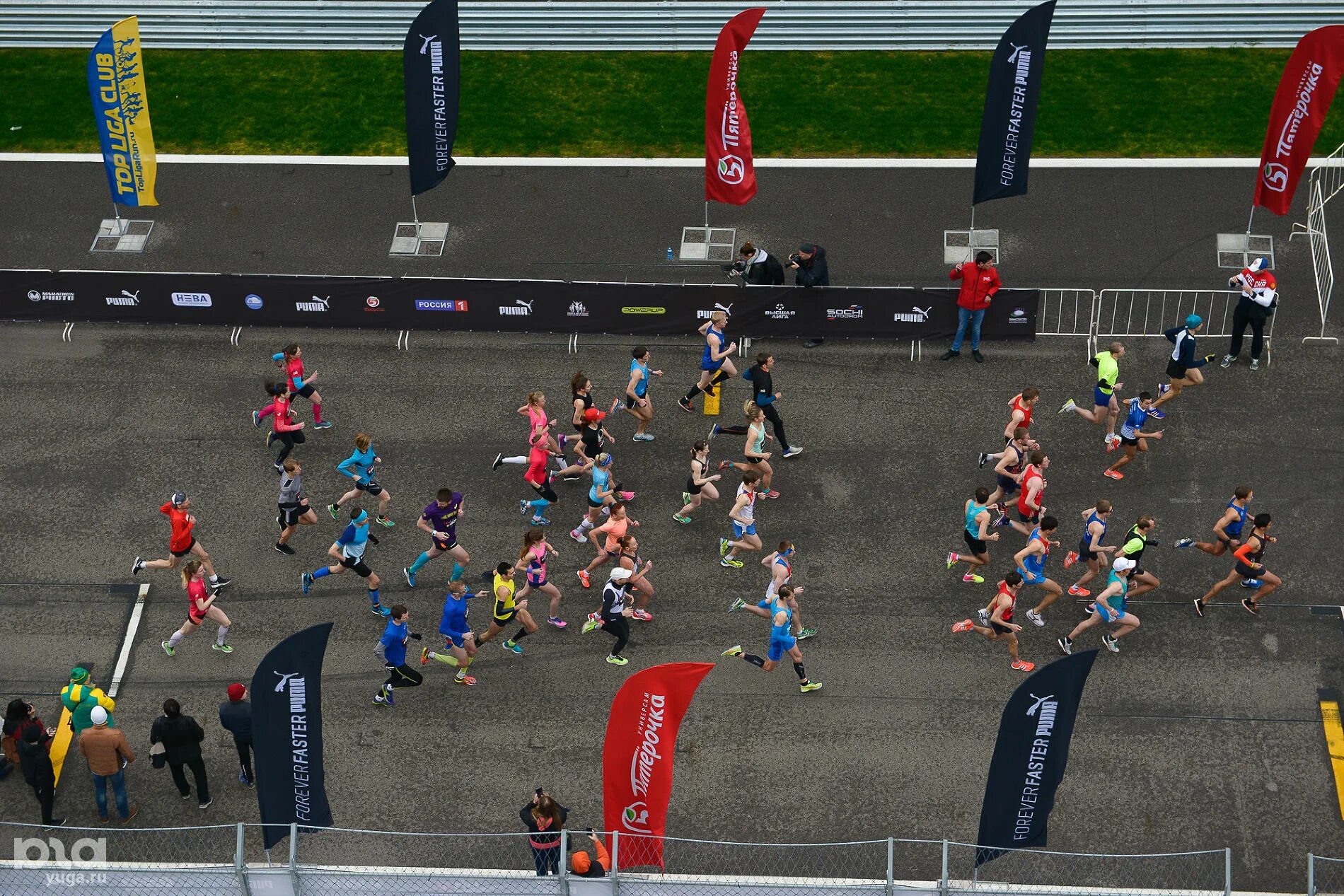 Sochi autodrom 2023 это. Забеги сочи. Забег. Сочи автодром марафон. Сочи автодром марафон.