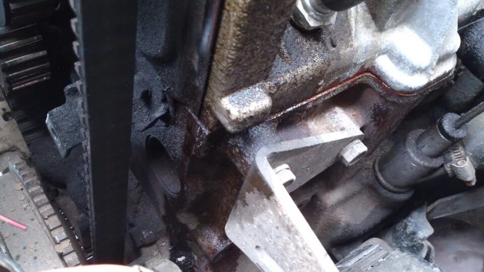 Passat b6 2. Течь масла на блоке. Подтеки масла на двигателе mr 20 dd ниссан. Течь масла на блоке. Снизу двигателя течет масло.